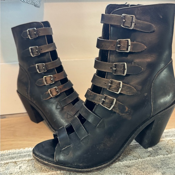 Frye Izzy Belted Short.  $140 - Picture 2 of 7